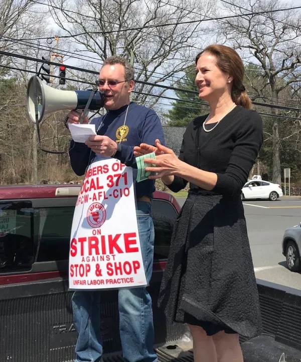 Lieutenant Governor Susan Bysiewicz with a Solidarity Buck